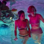 María León (izda.) y Aixa Villagrán se meten en la piel de una pareja de amigas en la cinta de Caballero