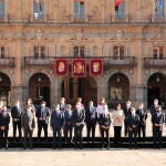 El presidente del Gobierno, Pedro Sánchez (3i), y el rey Felipe VI (4i), posan junto a todos los presidentes autonómicos de España, salvo el presidente de la Generalitat de Cataluña, para la foto de familia de la XXIV Conferencia de Presidentes en Salamanca, en la Plaza Mayor de Salamanca, a 30 de julio de 2021, en Salamanca, Castilla y León (España).