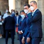 El rey Felipe VI y el presidente del Gobierno, Pedro Sánchez, a su llegada a la XXIV Conferencia de Presidentes