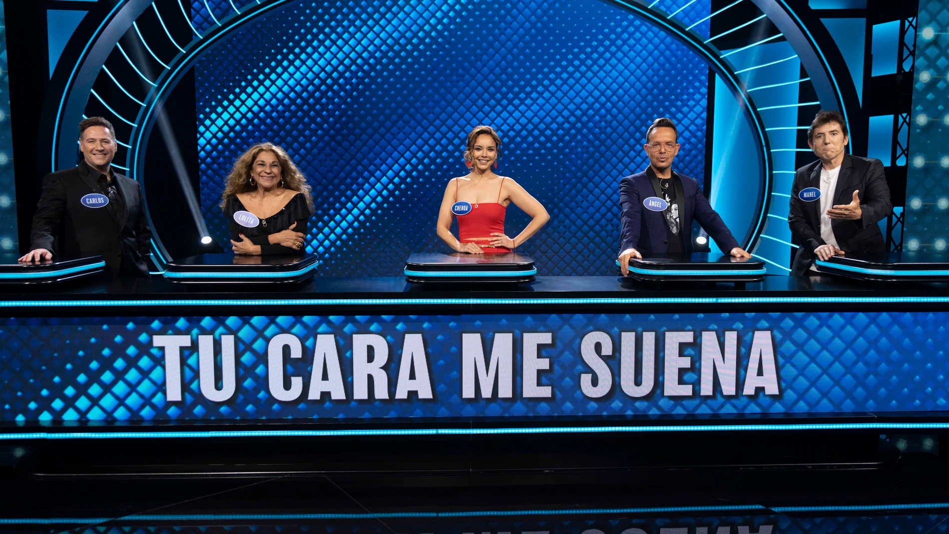 De izda. a dcha., Carlos Latre, Lolita, Chenoa, Ángel Llàcer y Manel Fuentes, el equipo de «Tu cara me suena», que intentará ganar al jurado y presentador de «Mask Singer»