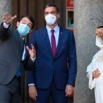 El presidente del Gobierno, Pedro Sánchez (c) conversa con el presidente de la Junta de Castilla y León, Alfonso Fernández Mañueco (i), a su llegada a la XXIV Conferencia de Presidentes, el máximo órgano político de coordinación multilateral, que se celebra este viernes en el Convento de San Esteban, en Salamanca.