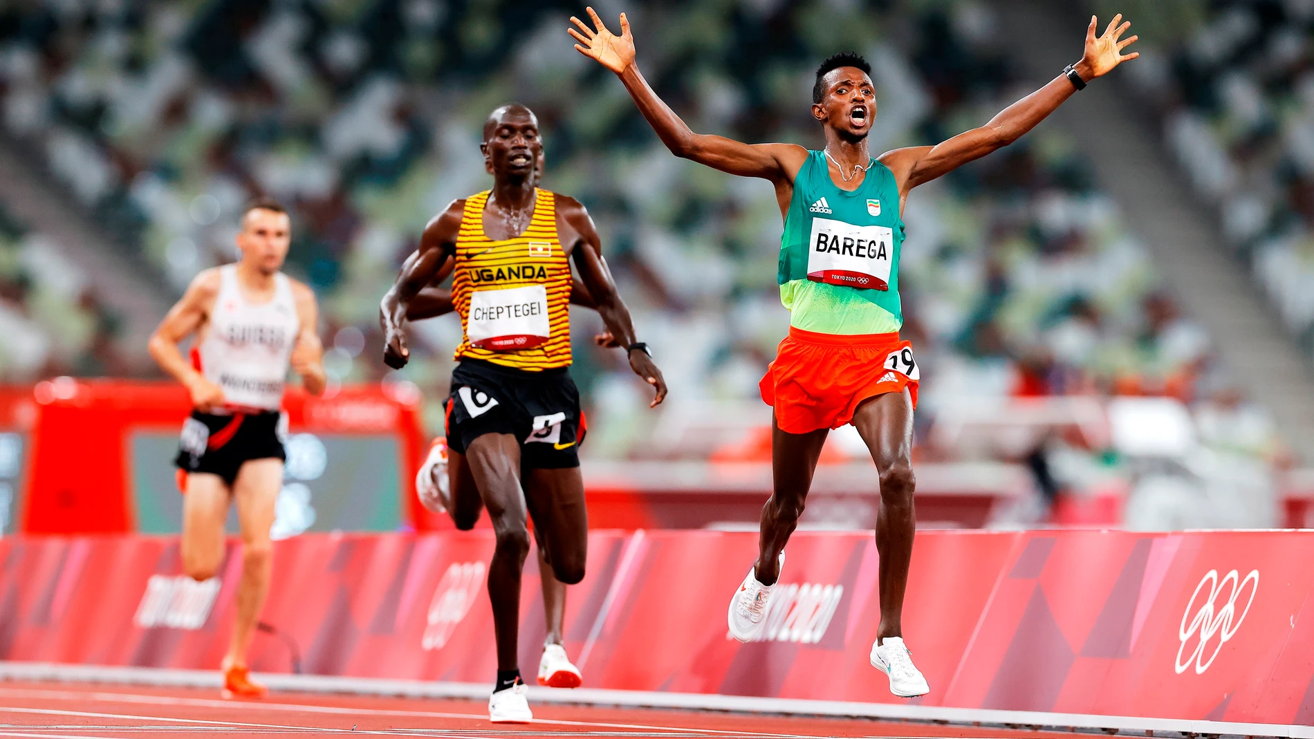 Selemon Barega, de Etiopía, supera la meta por delante de Cheptegei, de Uganda, en la final de los 10.000 de los Juegos Olímpicos de Tokio