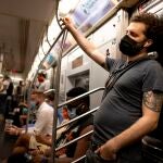 Gente con mascarilla en un vagón del metro de Nueva York, en un momento en el que Estados Unidos experimienta una subida exponencial de los contagios a causa de la expasión de la variante Delta