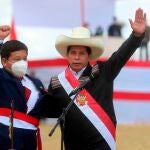 El presidente de Perú, Pedro Castillo, y su polémico primer ministro Guido Bellido