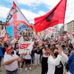 PONFERRADA (LEÓN), 31/07/2021.- Miles de personas han salido este sábado a las calles de Ponferrada para protestar contra los 393 despidos previstos en la factoría de palas eólicas de LM Windpower mediante un expediente de regulación de empleo (ERE)
