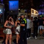 La policial local de Marbella acude en la madrugada al desalojo en el puerto deportivo de Marbella, donde se desarrolla el ocio nocturno. EFE/Antonio Paz