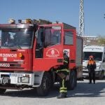 Vista de un camión y efectivos de Bomberos