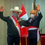 AME6295. LIMA (PERÚ), 31/07/2021.- Fotografía cedida por la Presidencia del Perú que muestra al presidente Pedro Castillo (i) junto a Aníbal Torres después de jurar como nuevo ministro de Justicia y Derechos Humanos, el 30 de julio de 2021, en Lima (Perú). EFE/