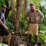 Jaume Collet-Serra y Dwayne Johnson en el rodaje de "Jungle Cruise" © 2021 Disney Enterprises, Inc. All Rights Reserved.