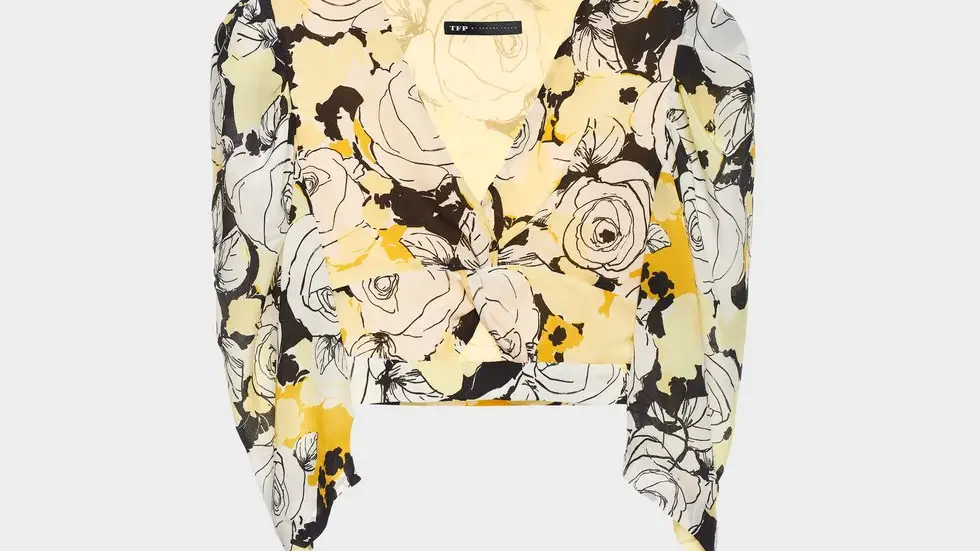Blusa crop, confeccionada en tejido de seda floral print en tonos amarillos y negros