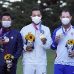 El campeón olímpico de golf, Xander Schauffele, posa junto a Pan Cheng y Rory Sabatini