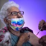 Una mujer recibe la tercera dosis de la vacuna de Pfizer contra la covid-19 en Israel