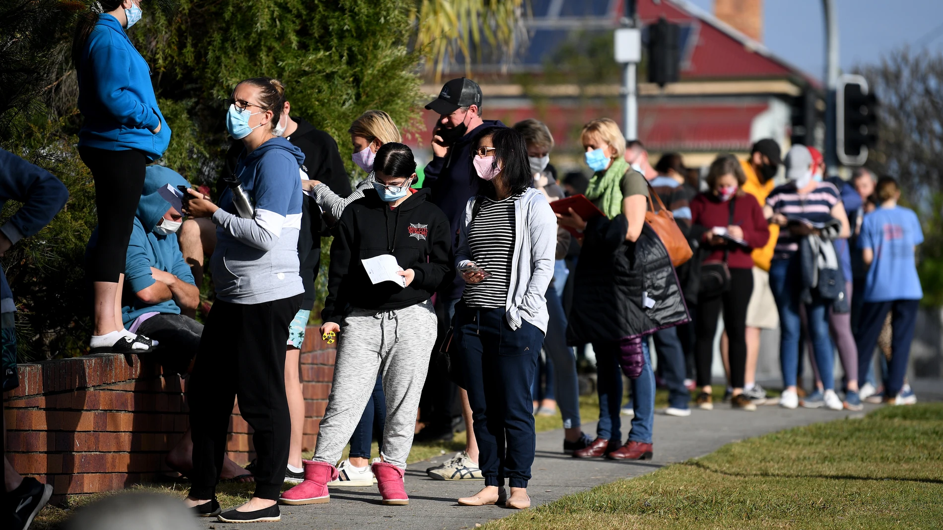 Un grupo de personas espera para poder vacunarse en Brisbane