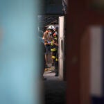 Un grupo de bomberos acuden para el desalojo de una vivienda