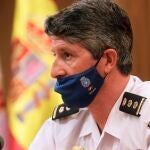 El jefe de brigada provincial de la policía judicial de la Jefatura Superior de Galicia, Pedro Agudo, durante la rueda de prensa celebrada este lunes en La Coruña, donde se ha informado sobre algunos detalles que han trascendido en la investigación del crimen de Samuel Luiz. EFE/ Cabalar