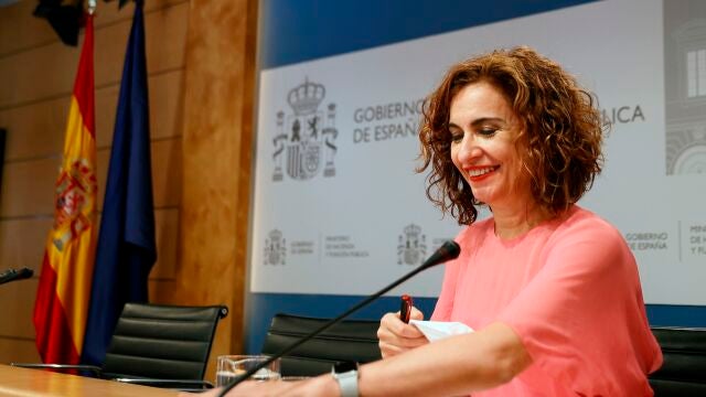 La ministra de Hacienda y Función Pública, María Jesús Montero, atiende a la prensa tras reunirse por vía telemática con las comunidades autónomas en la Conferencia Sectorial del Plan de Recuperación, Transformación y Resiliencia
