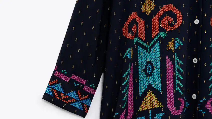 Camisa larga estampada.