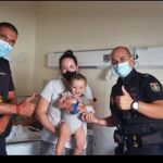 Los agentes, con la madre y el niño