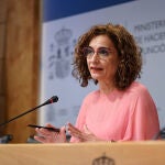 La ministra de Hacienda y Función Pública, María Jesús Montero, ofrece una rueda de prensa tras presidir la Conferencia Sectorial del Plan de Recuperación, Transformación y Resiliencia en la sede ministerial, a 2 de agosto de 2021, en Madrid (España). Este órgano de coordinación se constituyó el pasado 21 de enero y ha servido para que el Gobierno presente de manera formal a las Comunidades Autónomas, Ciudades Autónomas y a la FEMP, el proyecto de Plan de Recuperación, Transformación y Resiliencia de España.02 AGOSTO 2021;RECUPERACIÓN ECONÓMICA POST-COVID 19;HACIENDA;AUTONOMÍASA. Pérez Meca / Europa Press02/08/2021