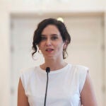 La presidenta de la Comunidad de Madrid, Isabel Díaz Ayuso, ofrece una rueda de prensa tras su reunión con el artista cubano Yotuel Romero en la Real Casa de Correos.