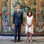 El rey Felipe VI posa junto a la presidenta de las Islas Baleares, Francina Armengol