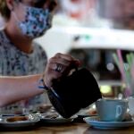 Una camarera prepara un café en un bar de Valladolid, en el día en el que se han dado a conocer la encuesta de la EPA