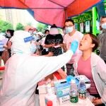 Test contra el virus en Wuhan ayer