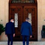 El rey Felipe VI y el presidente del Gobierno, Pedro Sánchez durante el tradicional despacho de verano en el palacio de Marivent