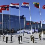 Bandera de los países de la OTAN en Bruselas.