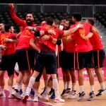 Los Hispanos celebran en medio de la pista su clasificación para las semifinales de balonmano de los Juegos de Tokio