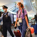 Kristsina Tsimanuskaia, con las autoridades japonesas durante los Juegos Olímpicos de Tokio