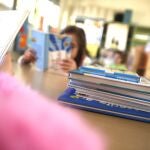 Niños estudiando en el colegio