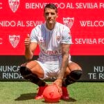 El jugador argentino Erik Lamela durante su presentación como futbolista del Sevilla. EFE/ Raúl Caro.
