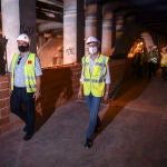 El conseller de Política Territorial, Obras Públicas y Movilidad, Arcadi España (i), a su llegada a las obras del cañón peatonal entre la estación de Bailén y la futura estación de Alacant de la L10