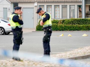 La Polic&iacute;a sueca inspecciona el lugar donde se ha producido esta tarde el tiroteo en Kristianstad