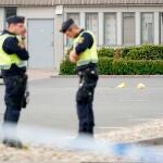 La Polic&iacute;a sueca inspecciona el lugar donde se ha producido esta tarde el tiroteo en Kristianstad