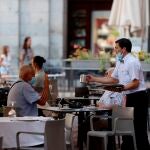 Un camarero trabaja en una cafetería del centro de Madrid