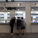 Dos adolescentes acuden a recibir la vacuna contra la covid-19 en el recinto de Montjuïc de Fira de Barcelona. David Zorrakino / Europa Press