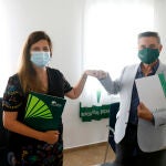 La responsable de Solidaridad Social y Educación de la Fundación Unicaja, Ana Cabrera, y el presidente de la Asociación Española Contra el Cáncer en Málaga, Joaquín Morales