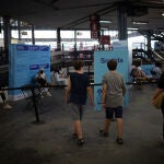 Dos adolescentes acuden a recibir la vacuna contra la covid-19 en el recinto de Montjuïc de Fira de Barcelona. David Zorrakino / Europa Press