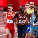 El keniata Ferguson Rotich y el español Adrián Ben, en pleno esfuerzo durante la final de 800 metros en el Estadio Olímpico de Tokio