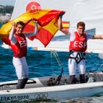 Los españoles Jordi Xammar y Nicolás Rodríguez celebran tras ganar medalla de bronce en el 470.