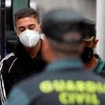 A CORUÑA, 05/08/2021.- Uno de los tres varones mayores de edad encarcelados como presuntos autores de la agresión que acabó con la vida de Samuel Luiz sale del edificio de los juzgados de A Coruña, conducido por agentes de la Guardia Civil al autobús que lo trasladará a la prisión de Teixeiro. EFE/ Cabalar