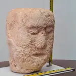 Imagen cedida por el ayuntamiento de El Rubio (Sevilla) de una escultura de una cabeza turdetana del siglo VI antes de Cristo que ha sido hallada en un campo de esta localidad sevillana. EFE/ Ayuntamiento