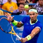 Nadal golpea una volea en su partido ante Sock
