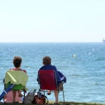 Bañistas y turistas disfrutan de un día en la playa de La Malagueta