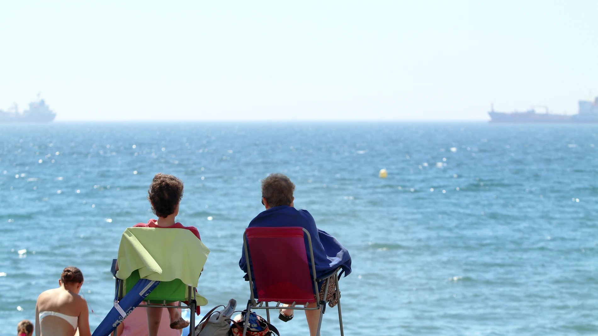 Bañistas y turistas disfrutan de un día en la playa de La Malagueta