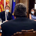 El president de la Generalitat Ximo Puig, el ministro de Inclusión, Seguridad Social y Migraciones José Luis Escrivá y la vicepresidenta y consellera de Igualdad y Políticas Inclusivas Mónica Oltra, durante la reunión de ayer en el Palacio de la Generalitat. Foto de archivo