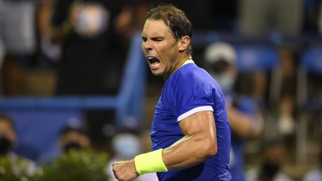Rafa celebra la victoria ante Sock pese a sus molestias en el pie izquierdo