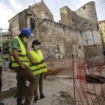 El concejal Grezzi, visitas las obras de la muralla islámica